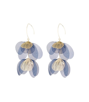 Blauwe oorhangers van stof met goudkleurige elementen