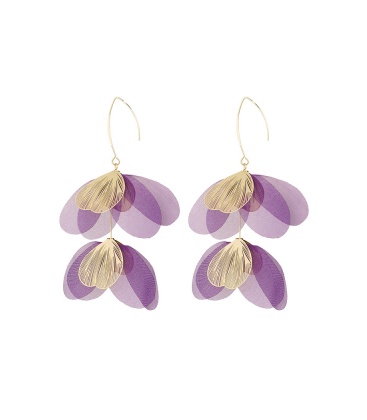 Paarse oorhangers van stof en goudkleurige details