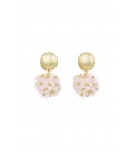 Licht roze oorhangers met kleine bloemetjes en goudkleurige details