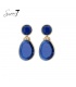 Blauwe oorhangers met een goudkleurige rand en knoop