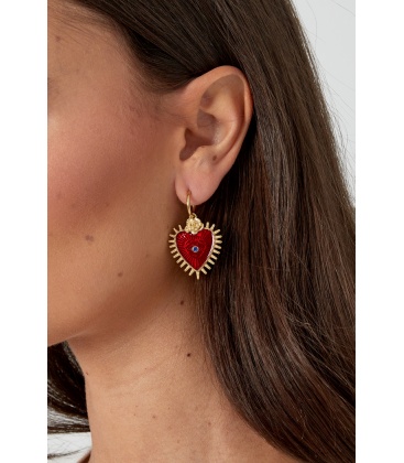 Goudkleurige oorhangers met een rood hart en een blauw steentje
