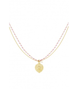 Goudkleurige met roze halsketting en een harten bedel