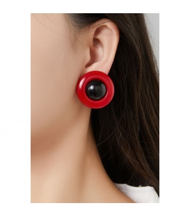 Oorclips rood met zwarte inleg in een ronde vorm