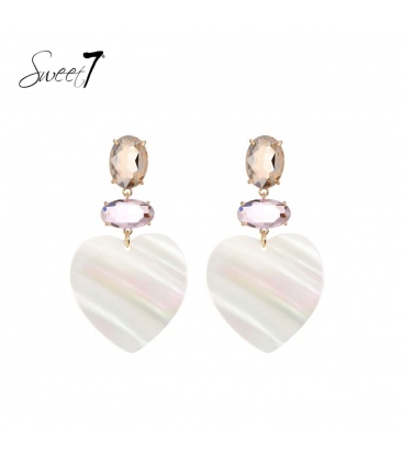 Gekleurde schelpen oorhangers met een hart en glas steentjes