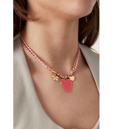 Gekleurde halsketting met een roze hart bedel en goudkleurige accenten