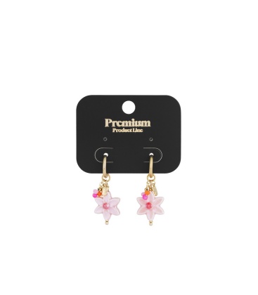 Goudkleurige oorhangers met een roze bloemetje en kralen