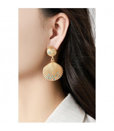 Goudkleurige schelpen oorclips met blauwe kristallen