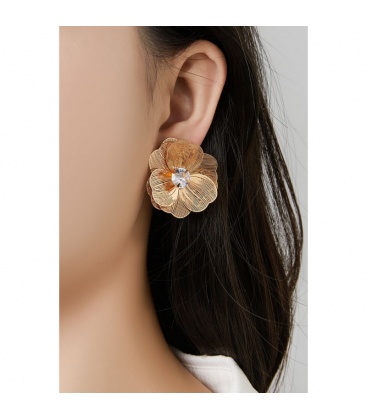 Zilverkleurige oorclips met een bloem motief en een helder glas steentje