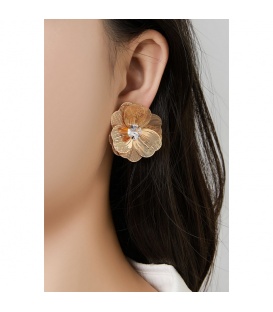 Goudkleurige bloemen oorclips met een helder glas steentje