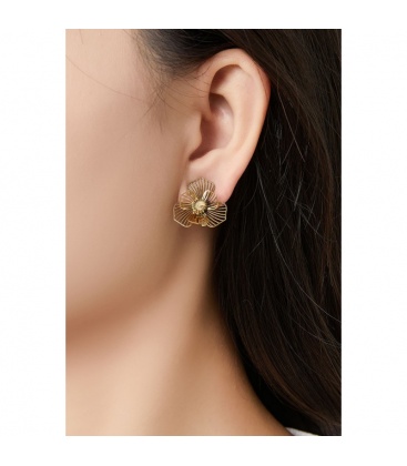 Zilverkleurige oorclips in een open bloem motief met een wit kraaltje