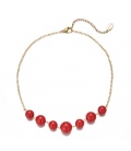 Goudkleurige halsketting met rode kralen en bij passende oorhangers