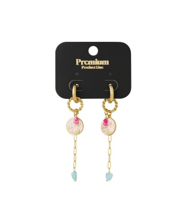 Goudkleurige oorhangers met een roze bedel, kraaltjes en een hartje