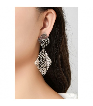 Zilverkleurige oorclips met open motief in ruitvorm
