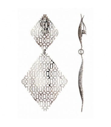 Zilverkleurige oorclips met open motief in ruitvorm