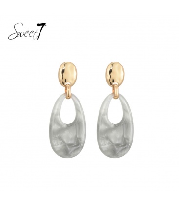 Grijze oorhangers met motief en een goudkleurig detail