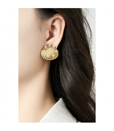 Goudkleurige oorclips met kleine witte pareltjes