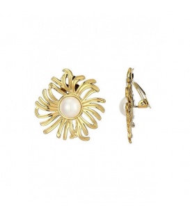Goudkleurige oorclips ingelegd met een witte parel
