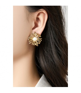 Goudkleurige oorclips ingelegd met een witte parel