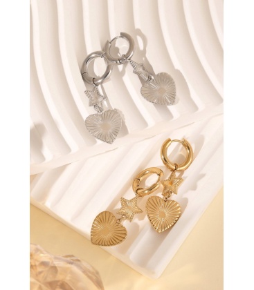 Goudkleurige oorringen met een hart en een sterretje