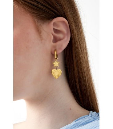 Zilverkleurige oorringen met hart en een sterretje