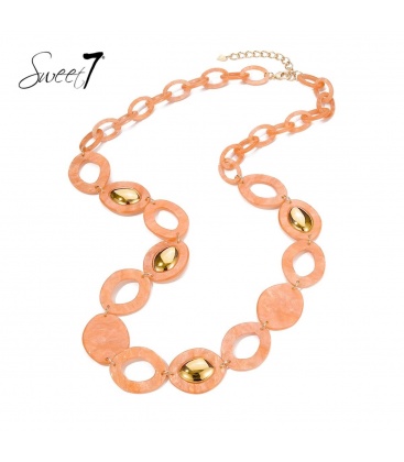 Koraal rode lange halsketting met goudkleurige elementen