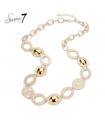 Beige lange halsketting met goudkleurige details