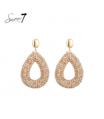 Beige gekleurde glaskralen oorhangers met een goudkleurig detail