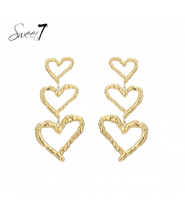 Goudkleurige harten oorhangers met motief.