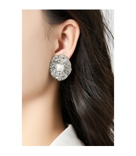 Goudkleurige bewerkte oorclips in gelegd met een vierkante parel