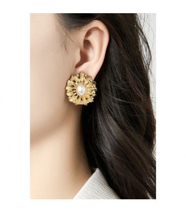 Oorclips goudkleurig met een gekartelde rand