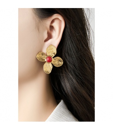 Oorclips goudkleurig in bloem vorm met een oranje hart