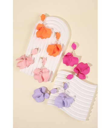 Lila oorhangers met een wit acryl kraaltje