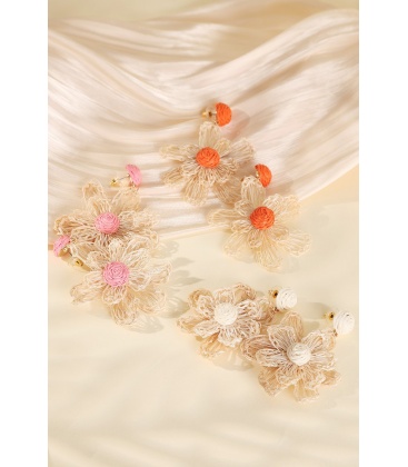Roze bloemen oorhangers van raffia