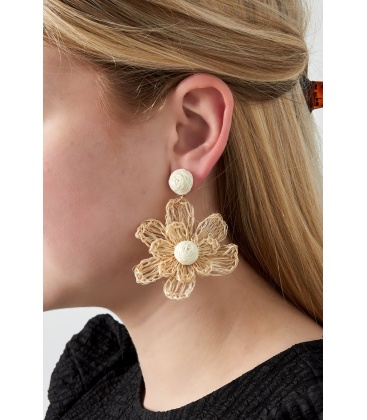 Oranje bloemen oorhangers van raffia