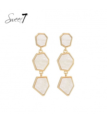 Witte oorhangers met een goudkleurige rand