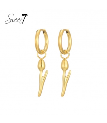 Goudkleurige oorringen met een bloemen hanger