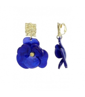 Blauwe bloemen oorclips met een vierkant gehamerd oor stukje