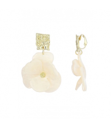 Oorclips witte bloemen met goudkleurig gehamerde oor stukjes