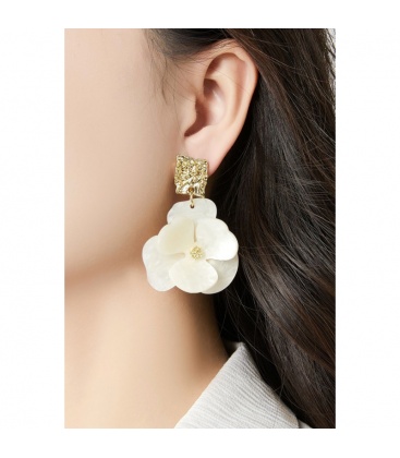 Oorclips witte bloemen met goudkleurig gehamerde oor stukjes