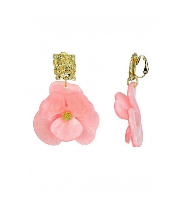 Roze oorclips met een bloemen hanger en een vierkant oor stukje