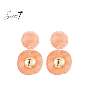 Koraal rode oorhangers met een goudkleurig detail