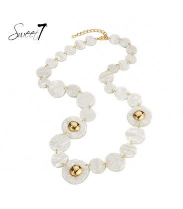 Witte lange halsketting met goudkleurig accenten