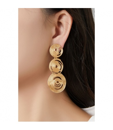 Goudkleurige oorclips met spiraal patroon
