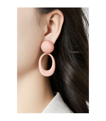 Mos groene oorclips met een ovale hanger