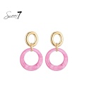 Roze oorhangers met een goudkleurig element