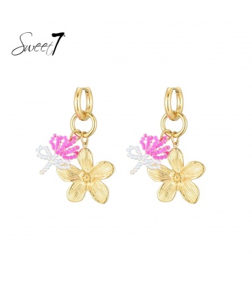 Goudkleurige bloemen oorhangers met gekleurde kraaltjes