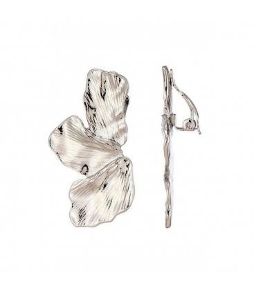 Oorclips zilverkleurige met een streep patroon