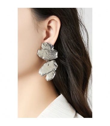 Zilverkleurige oorclips met streep motief