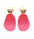 Roze oorclips met een goudkleurig oor stukje