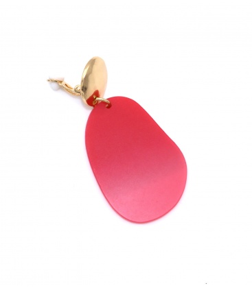 Roze oorclips met een goudkleurig oor stukje